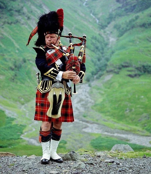 Французская волынка 5 букв. Шотландия килт. Килт и волынка. Волынщики Шотландии. Шотландия традиции килт.