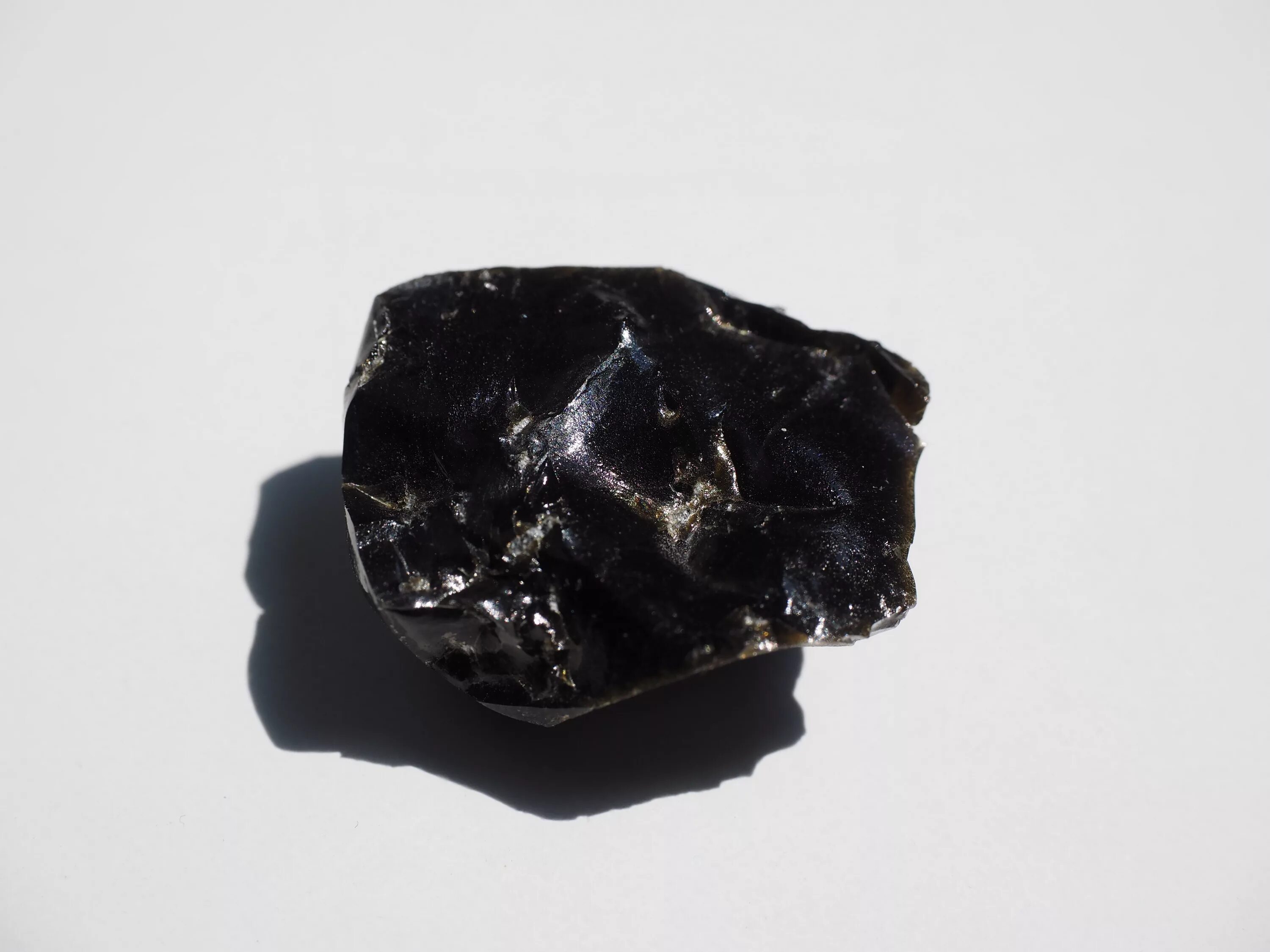 Самый черный минерал. Пехштейн обсидиан. Обсидиан Кристалл неограненный. Алмаз Оникс обсидиан. Черный обсидиан самородок Кристалл.