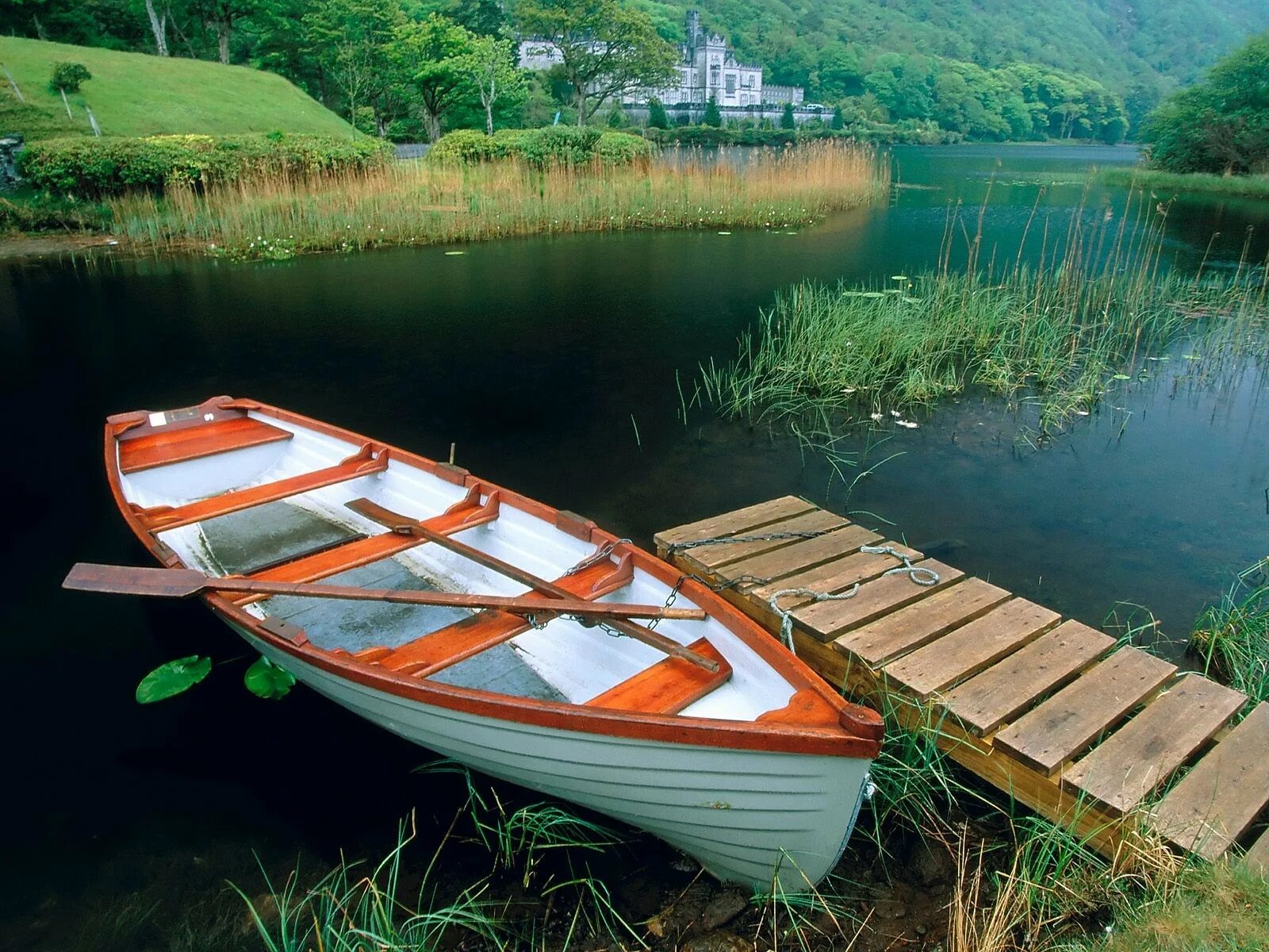 Лодка. Лодка на реке. Лодка с веслами. Лодка деревянная с веслами. Лодки звуко