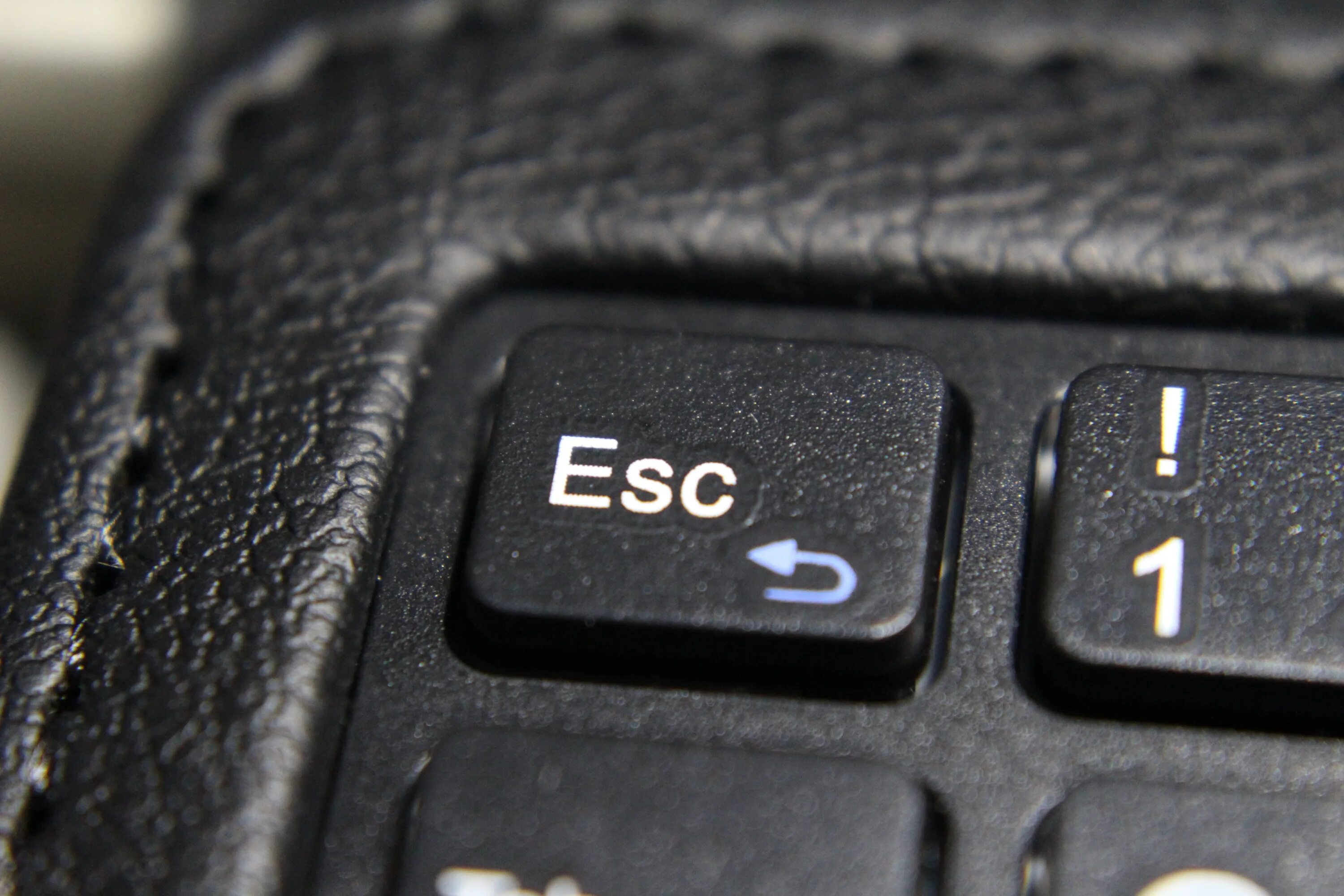 Кнопку посередине. Кнопка ESC на клавиатуре. Эскейп клавиша. Клавиша Эскейп на клавиатуре. Клавиатура кнопки.