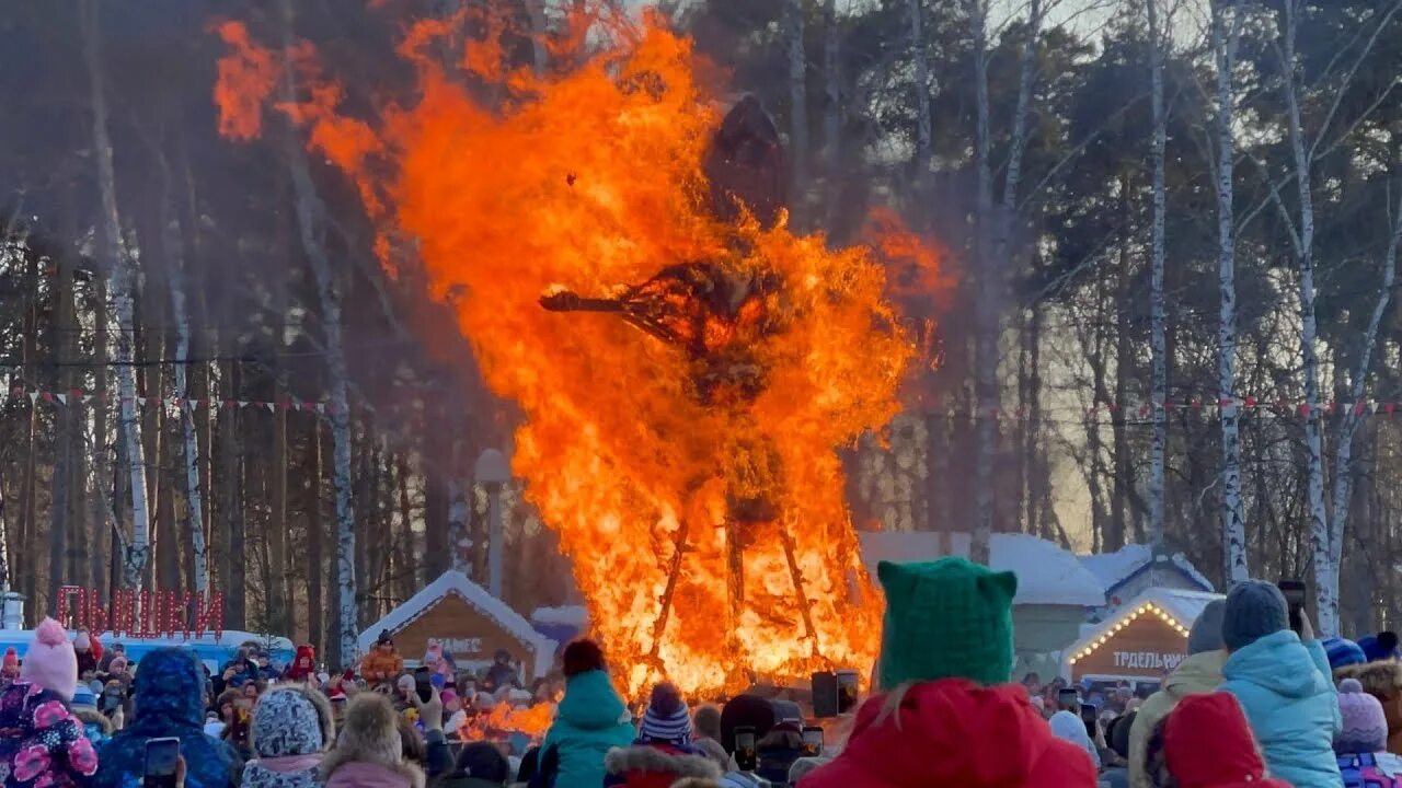 Масленица в парке Маяковского в Екатеринбурге. Парк Маяковского Екатеринбург Масленица. Парк Маяковского Екатеринбург Масленица 2024. Масленица парк Маяковского. Сжигание масленицы екатеринбург