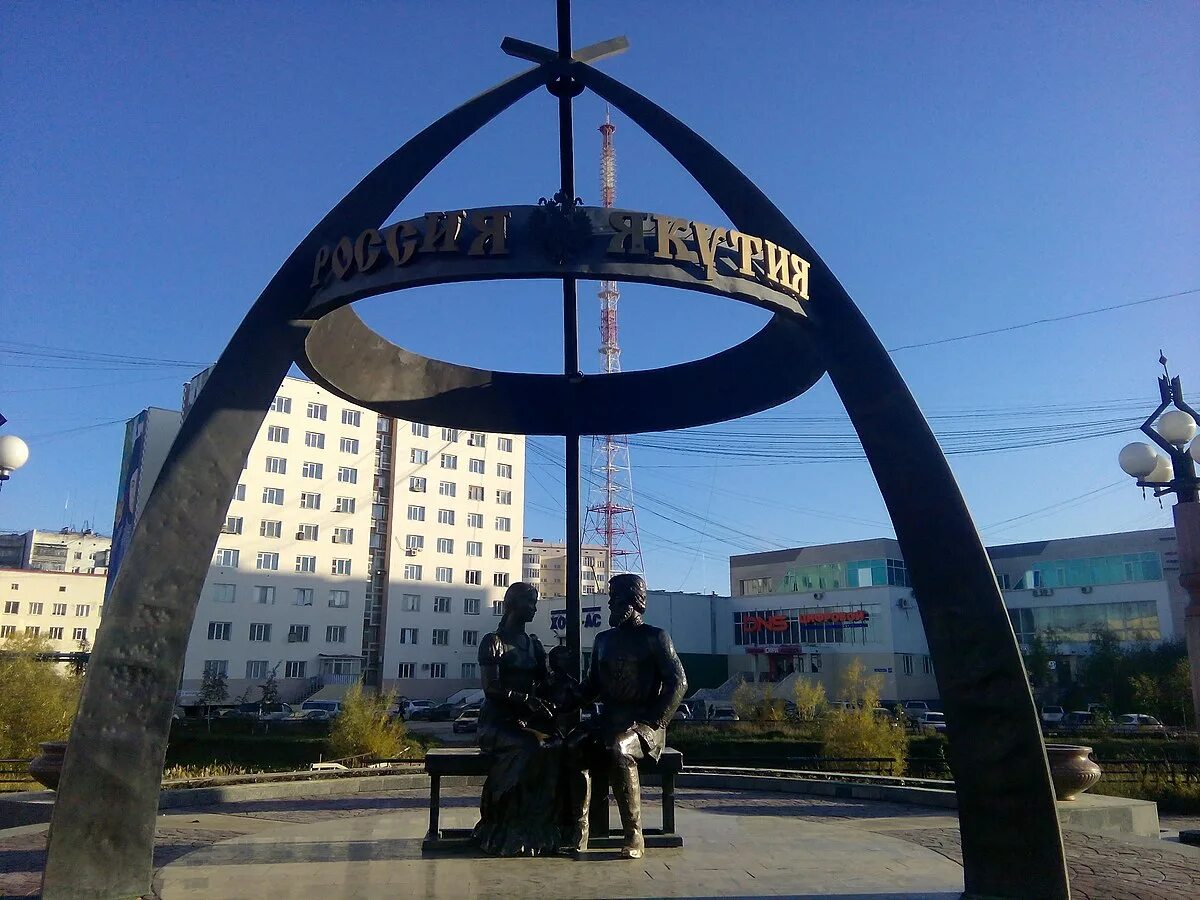 Памятник семену дежневу. Памятник дежневу в якутске. памятник дежнева и абакаяду якутск. памятник семёну дежнёву в якутске. памятник семену дежневу и абакаяде.