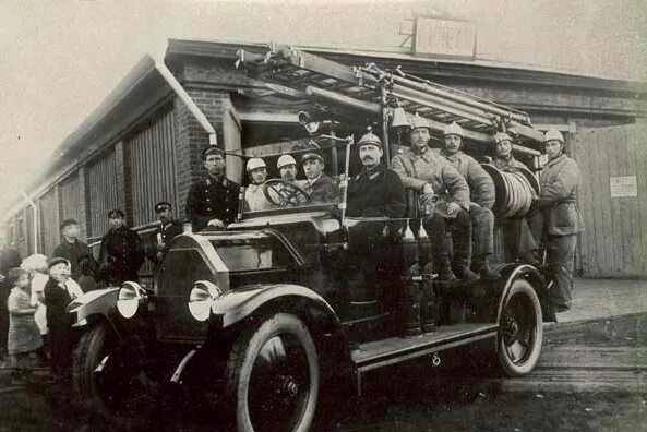 Должность начальника пожарной команды города в старину. Пожарные 1930. Первые пожарные. Старинные пожарные машины. Первый пожарный автомобиль.