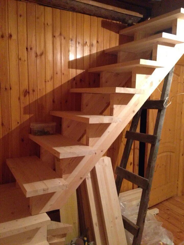 Сделай лестницу сам. Тетива из бруса 150х100. Деревянная лестница. Простая деревянная лестница. Деревянные лестницы в частном доме.