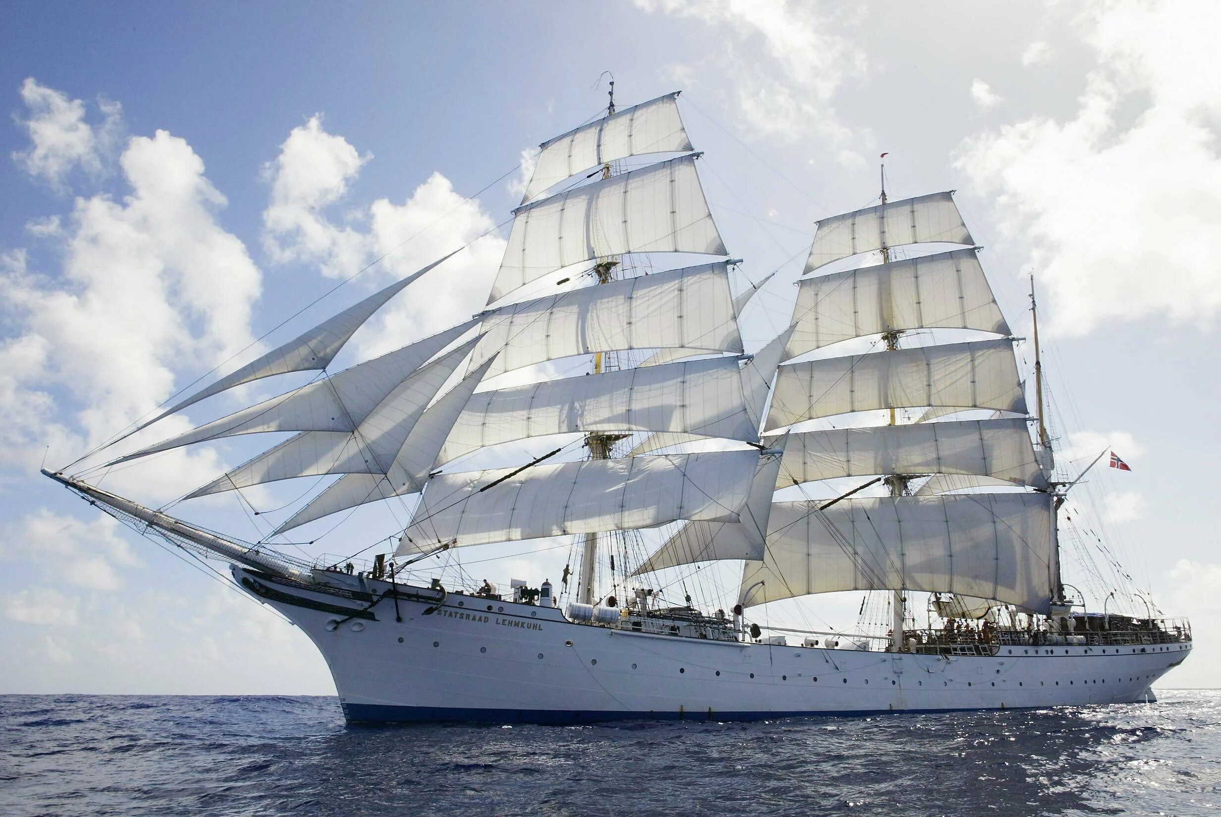 Красивые корабли картинки. Баркентина корабль парусный. Парусник Statsraad Lehmkuhl. Роял клипер. Парусник Седов Алые паруса.