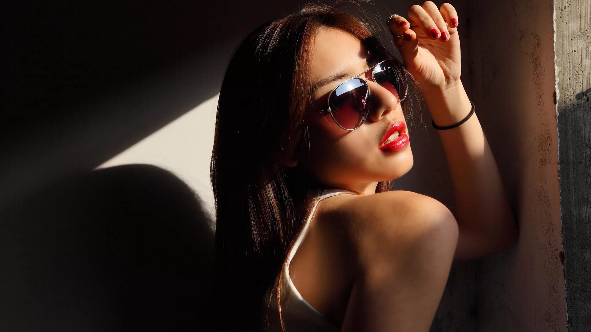 В очках чулках девушки. Девушка в очках. Девушка в очках. В очках чулках девушки. Девушка в очках на белом фоне.