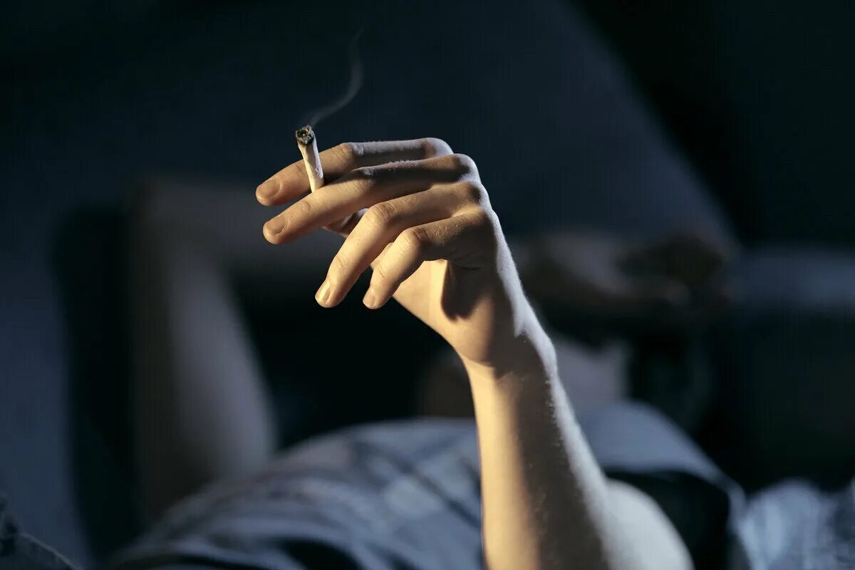 Курим на пополам. Мужская рука с сигаретой. Человек с сигаретой в руке. Мужчина с сигаретой в руке. Курение Эстетика.