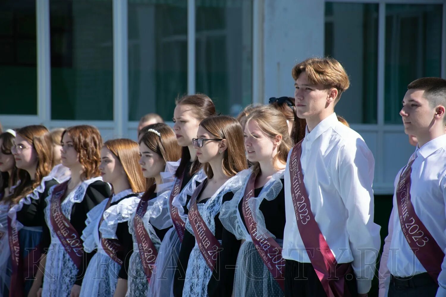 Выпускной в школе. Выпускники школы. Выпускной класс. Последний звонок выпускной.