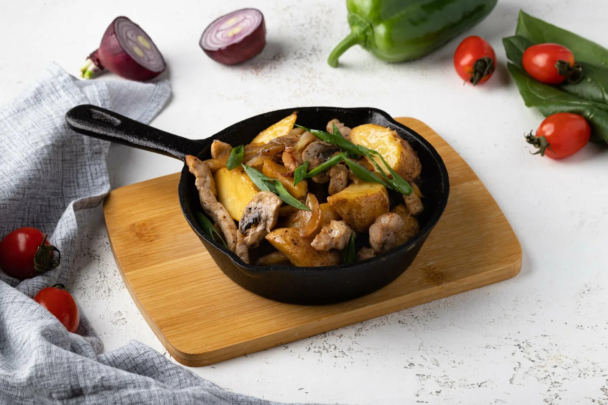 Жаркое мясо грибы картошка. Картошка с грибами. жаркое с грибами и картошкой. карточки грибы. картошка с белыми грибами.