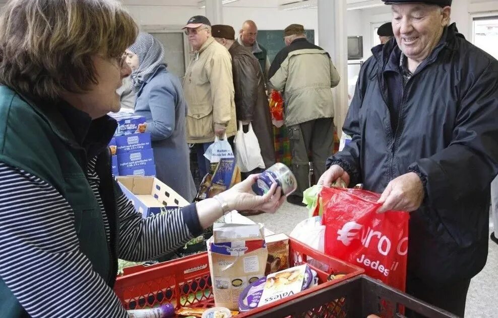 Раздавать продукты. Раздадут продукты. магазин продукты. раздача просроченных продуктов. продукты для бедных людей.