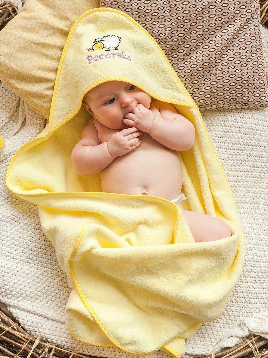 Полотенце с капюшоном для новорожденных. Полотенце для новорожденных. Уголок полотенце для новорожденного. Полотенце для новорожденных с капюшоном. Полотенце для купания новорожденных.