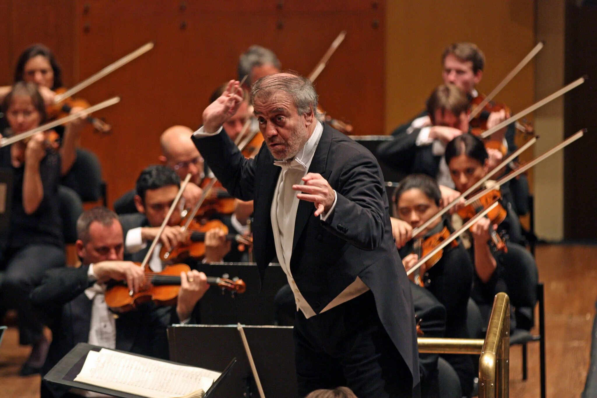 оркестр эстетика. альтшуллер симфонический оркестр. консерватория чайковского хор дирижер. дирижёр олег омского симфонического оркестра. дирижер симфонического оркестра.