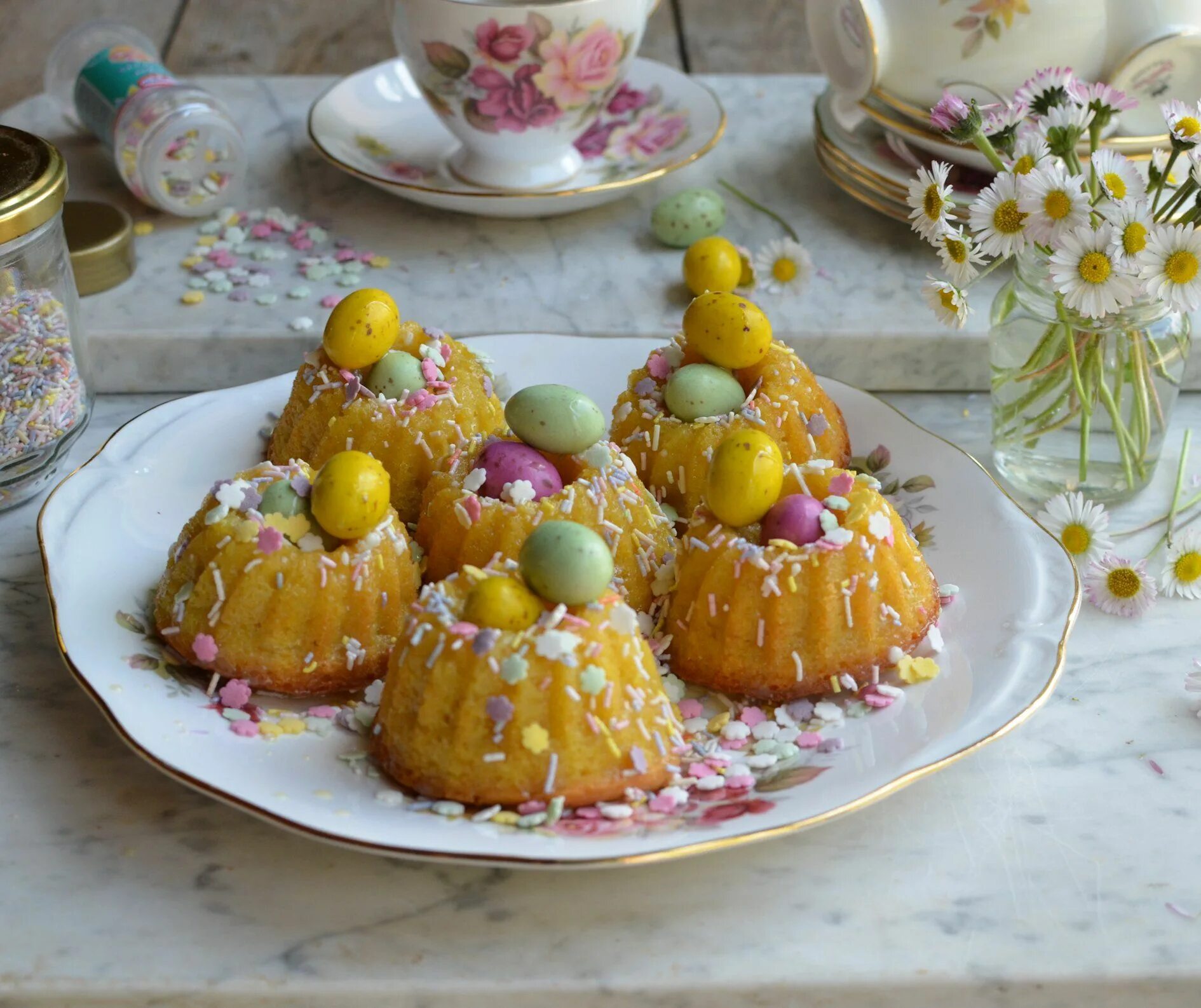 Кулич кексовый пасхальный. Пасхальный кекс. Пасхальный кекс украшение. Кекс кулич. Кексы на Пасху.