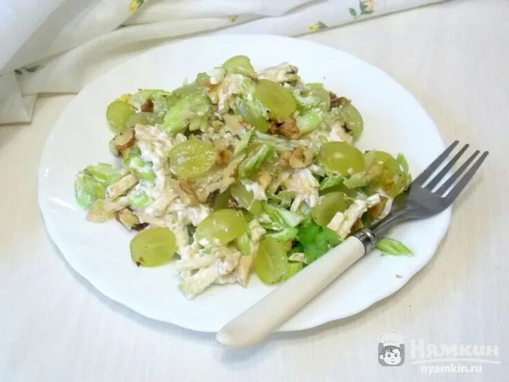 Салат с виноградом и копченой курицей. Салат с сельдереем и виноградом. Салат уолдорф. Салат сельдерей виноград грецкий орех. Салат сельдерей виноград грецкий орех.