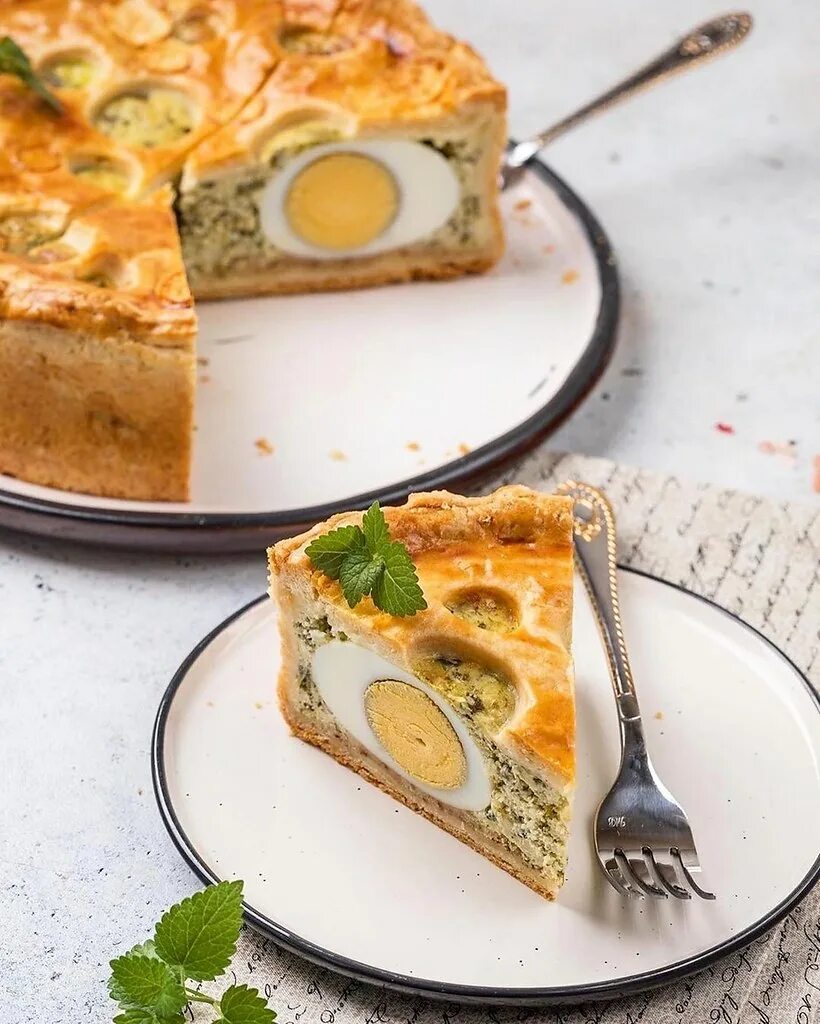 Пирог со шпинатом и яйцами пасхальный. Омлет со шпинатом. Пирог со шпинатом. Пирог со шпинатом и яйцом. Филе с брынзой и шпинатом сверху.