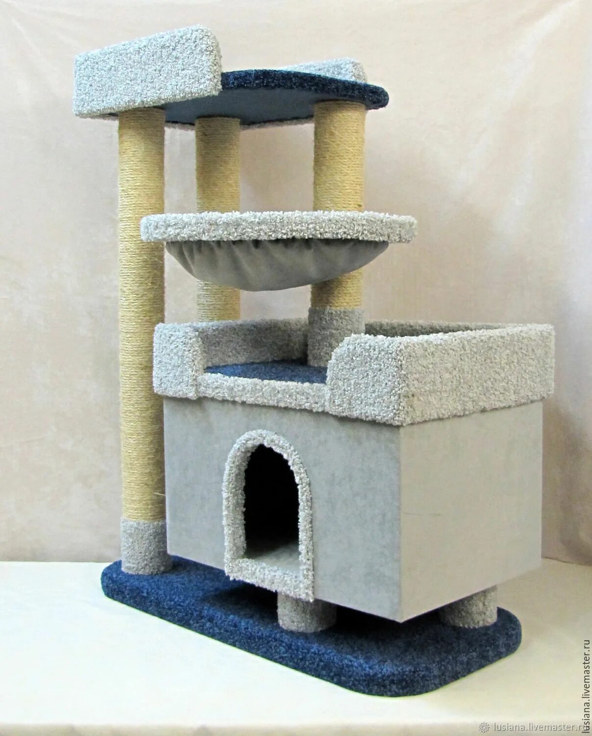 Производство для кошек. Кошкин домик когтеточка. Кошкин дом для Мейн куна. Домик для кошки "Кошкин дом". Двухэтажный домик для кошек.