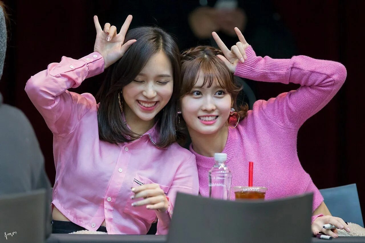 Twice smarter meaning. Мина и момо twice. айдолы твайс. минари твайс. момо из твайс.