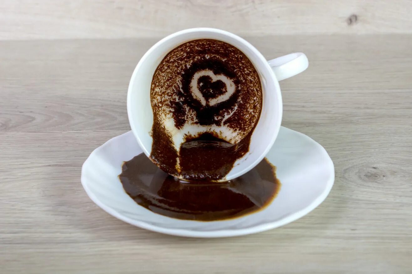 Кофейное предсказание. Кофейная Гуща. Перевернутая кофейная чашка. Кофе сердце. Сердце на кофейной гуще.