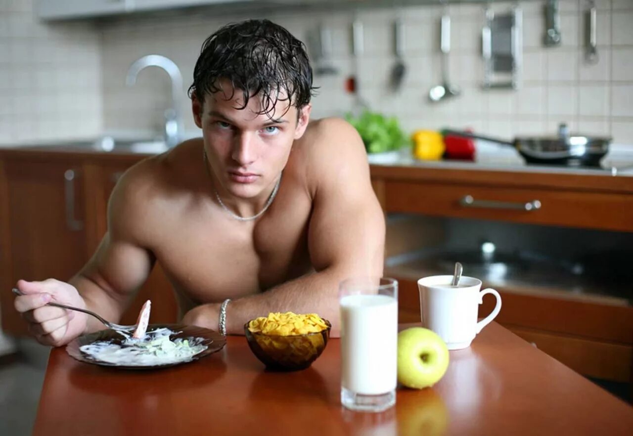Саша Роше. Завтрак для мужчины. Парень с едой. Красивый мужчина с едой.