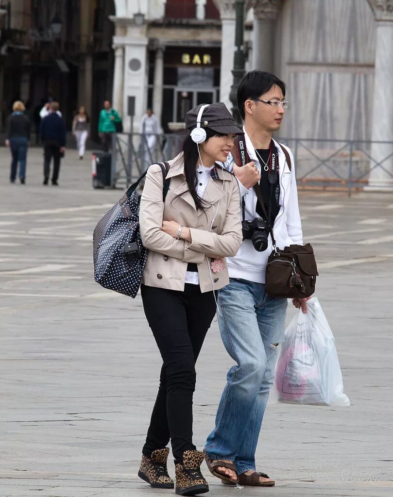 Толпа парней. Люди на улицах бирмингема. Встреча людей на улице. Люди встретились на улице. Случайный прохожий.