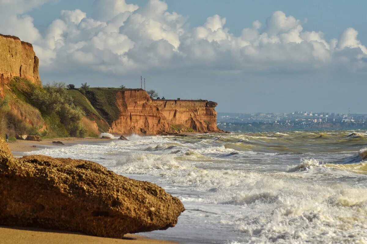 о море море преданным скалам. каменистый берег горный алтай. море скалы. девушка на обрыве. море вид сверху.