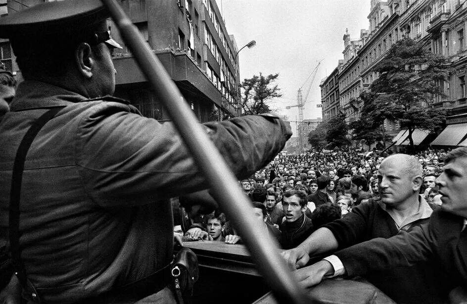 Время в чехословакии. Йозеф Куделка Praha 1968. Йозеф Куделка вторжение 68 Прага.