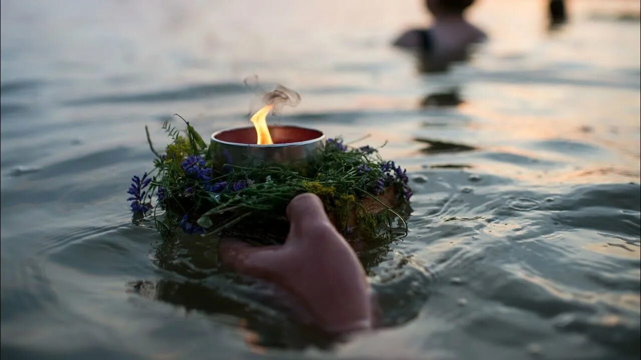 Венки на воде в ночь на ивана. Купала под водой. С днем ивана купалы. Купала под водой. Купала под водой.