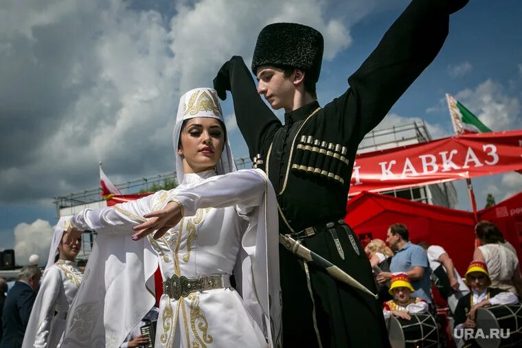 Чеченский национальный костюм. Кавказские национальные платья. Чеченская Национальная одежда. Чеченский народный костюм. Кавказские новинки на русском 2024