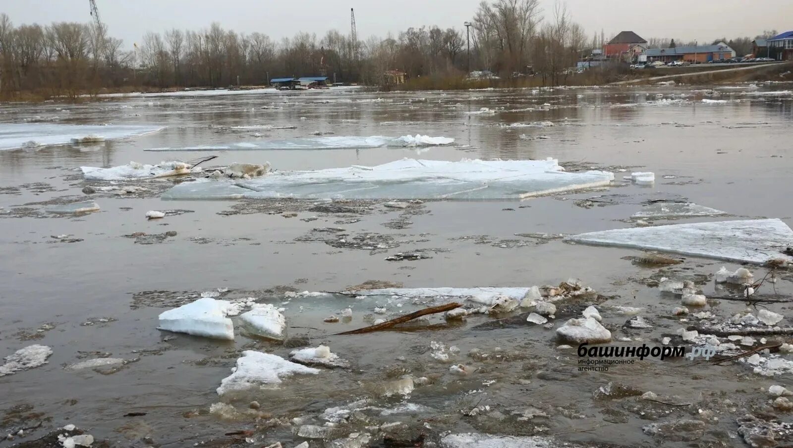 Паводок в башкирии 2024 год. Ледоход в Уфе 2023. Ледоход весной. Паводок в Башкирии. Весенний ледоход на реке.