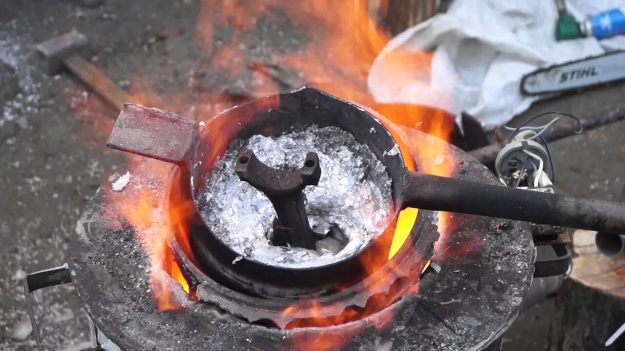Плавка сплава. Горн -  печь для переплавки металлов. Литье алюминия расплава печь. Плавильная печь для литья алюминия. Печь для переплавки металлов.