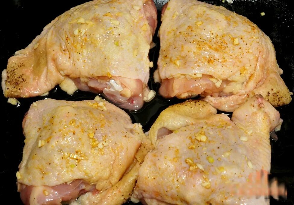 Бедрышки. Филе бедра курицы с картошкой в духовке. Филе бедра курицы в духовке на противне. Жареные бедра курицы в духовке с картошкой. Что можно приготовить из бедра куры