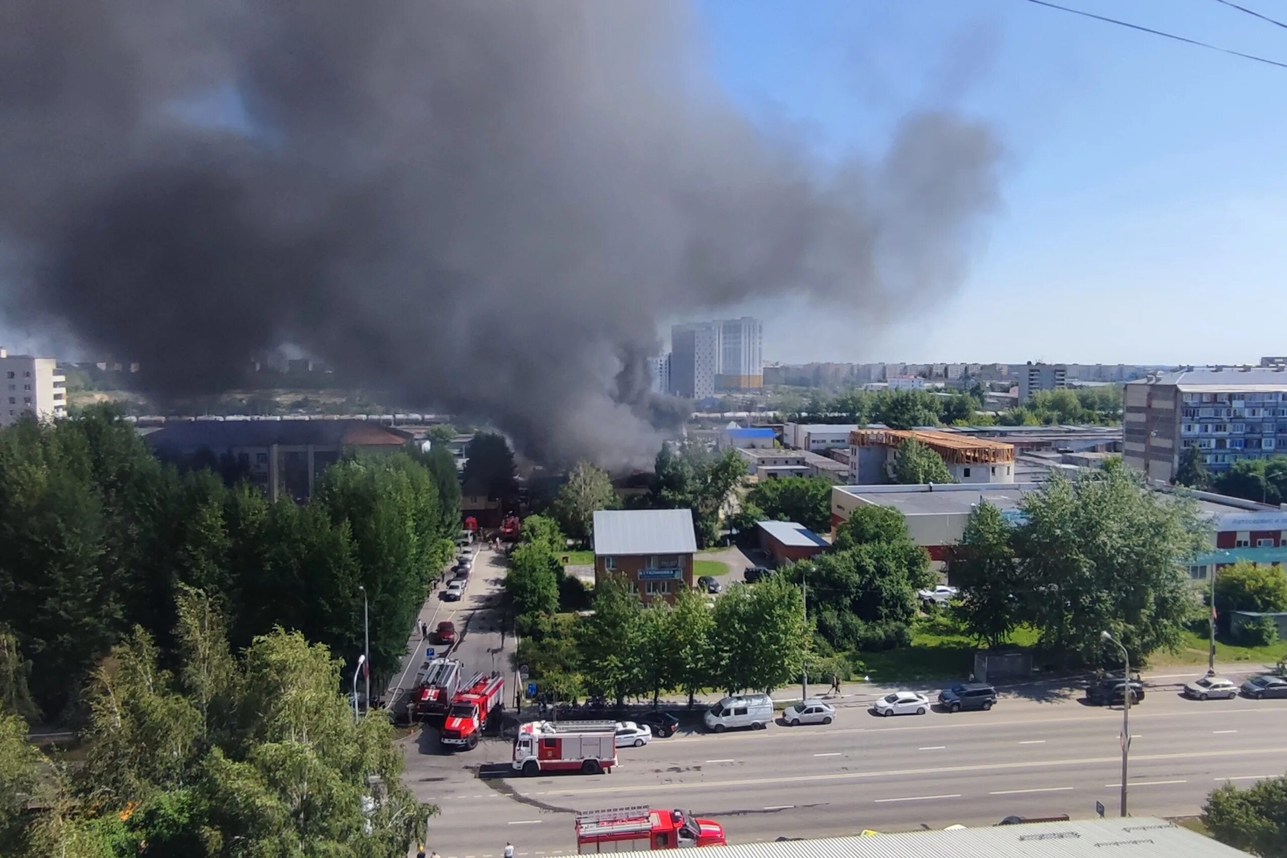 набережный тюмень ночью. горит завод. пожар на широтной тюмень. пожар в тц тюмени. ц пожар тюмень.