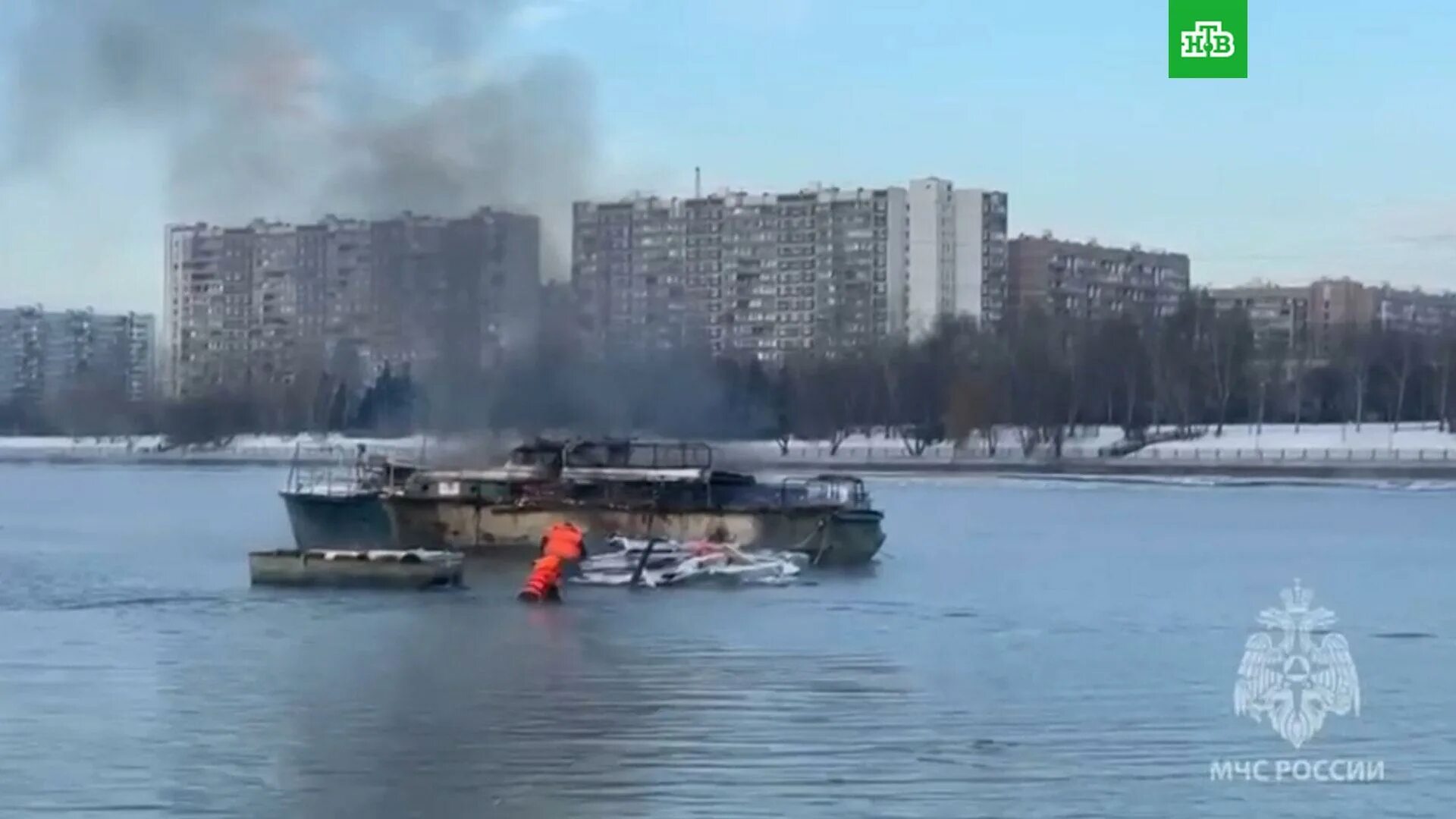 Пожар на москва реке в братеево. Рязань пожар на нефтепроводе. Пожар москвы реки. Пожар москвы реки. Москва-река пожар.