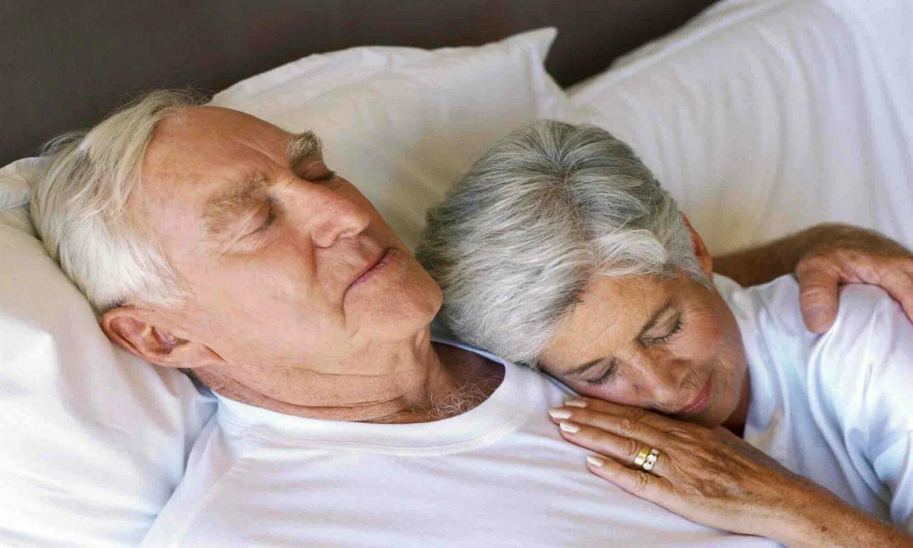Бабки в постели. Бабушка и дедушка спят. Пожилые люди в постели.