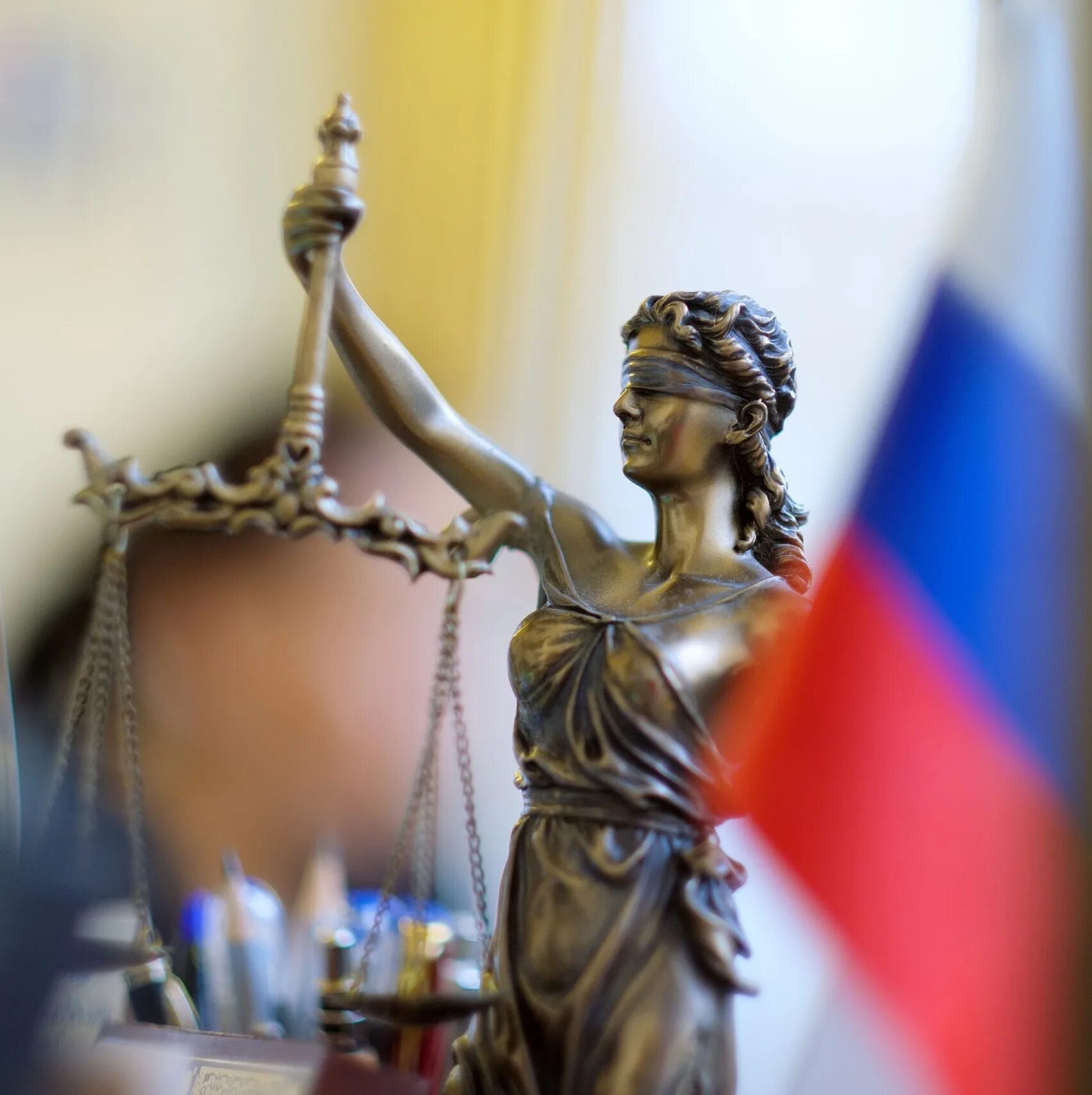 Весы фемида богиня правосудия. Атрибуты юриста. Справедливость судебной системы. Правосудие на белом фоне. Статуя богини правосудия фемиды.