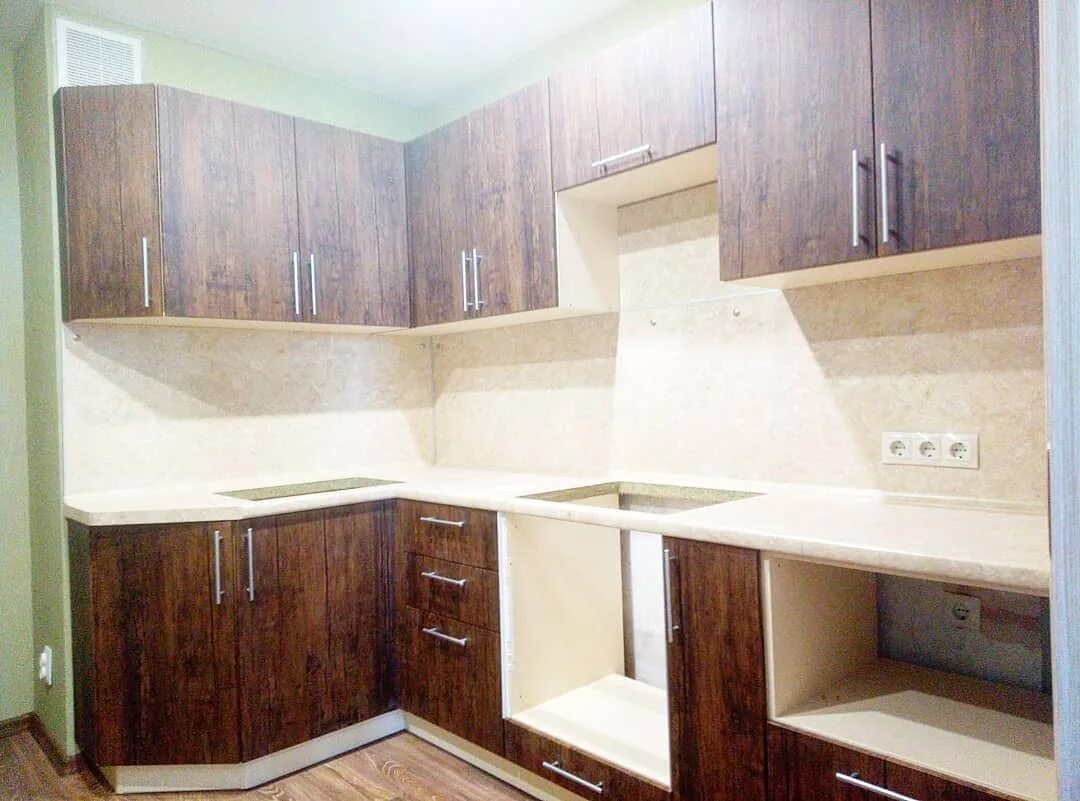 угловые кухни. кухня оранж 9. кухня в стиле модерн угловая. кухонный гарнитур без ручек. кухни шкафы тюмень.