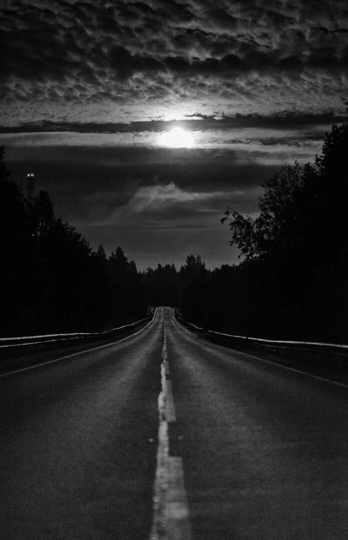 Ночь дорога и рок. Дорога ночью. Темная дорога. Пустая трасса ночью. Дорога трасса ночь.