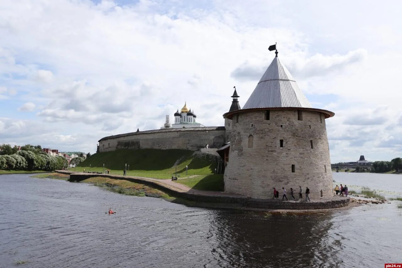 Через псков. Новый мост псков. Псков устье псковы. Финский парк пешеходный мост псков. Через псков.