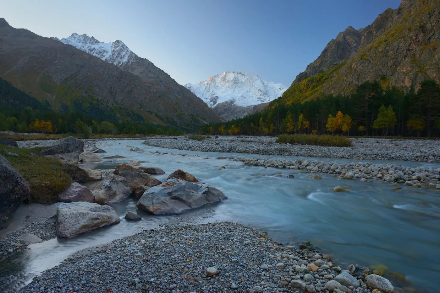 Реки берущие начало в кавказских горах. Река Адыр Су. Горная река Адыр Су. Горные реки Кавказа Риони. Учкулан река.