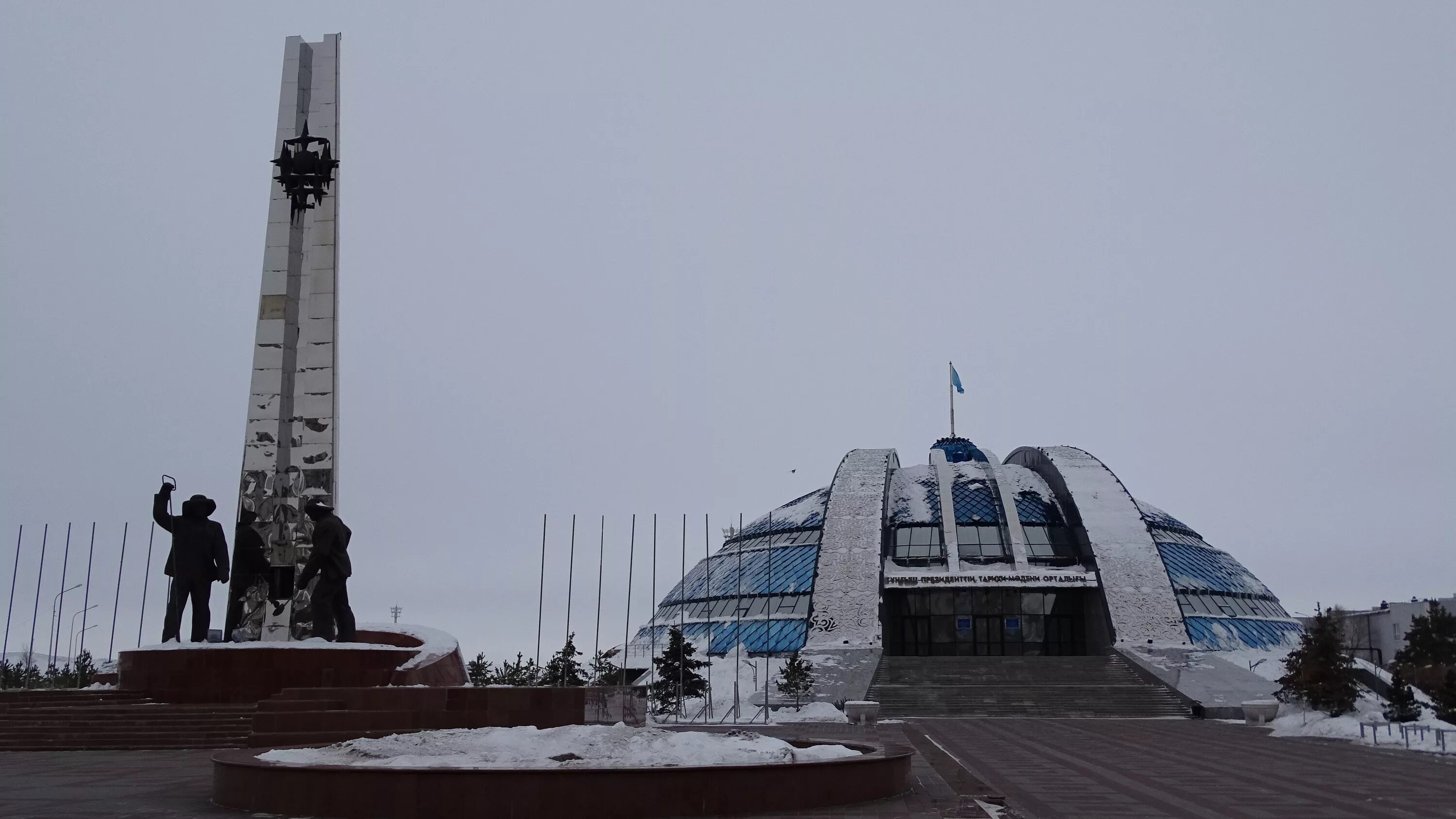 Казахстан темиртау карагандинской области. Темиртау монумент металлургам. Темиртау памятник металлургам. Достопримечательности города Темиртау Казахстан. Памятник сталеварам Темиртау.