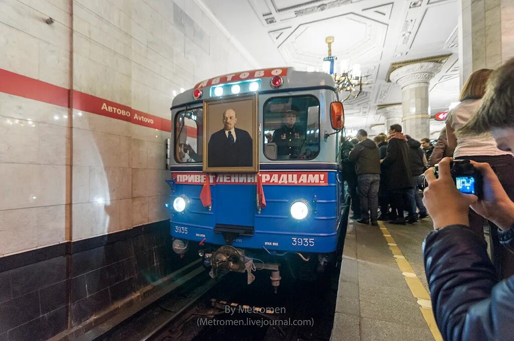 Номер телефона метрополитена. Ретропоезд Петербургского метрополитена. Метро Балтиец поезд на Автово. Ретро поезд метро СПБ. Метро Автово поезд.