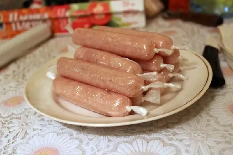 Как сделать сосиски из курицы. Домашние сосиски. куриные сосиски. сосиски в пищевой пленке. куриные сосиски пп.