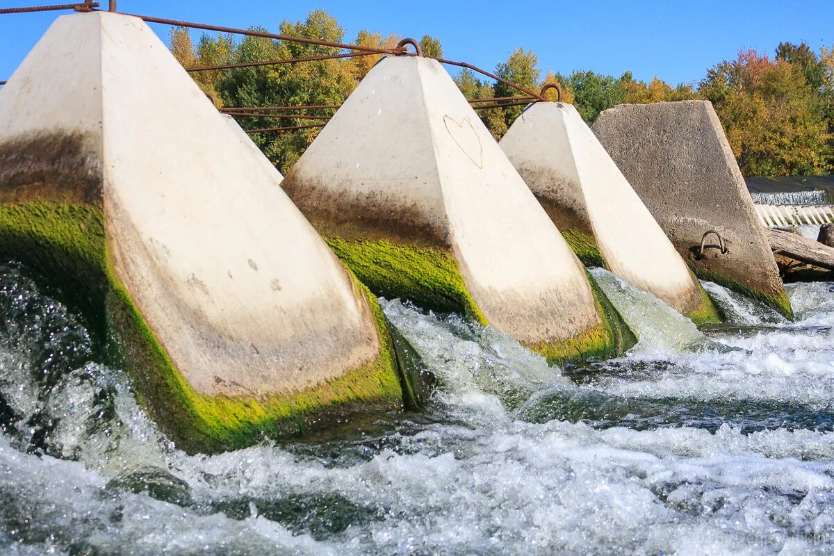 Переливная плотина Иргиз. Река Иргиз Балаково. Иргиз водопады. Водосливная плотина водопад Балаково.