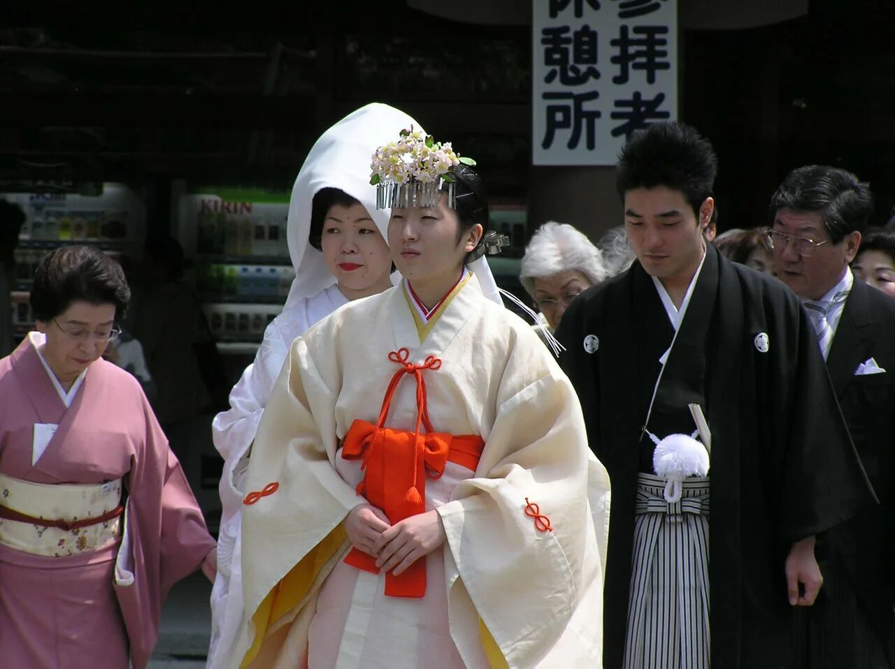 Церемония свадьбы Синто Япония. Традиционная японская Свадебная церемония. Свадебные традиции Японии. Свадьба в Японии традиции. Японский жених