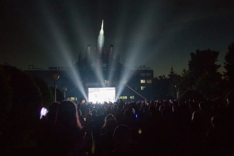 зенитный прожектор. зажги прожектор. ночь луна фонарь. прожектор разноцветный. луна на небе зажигает прожектор bazuka.