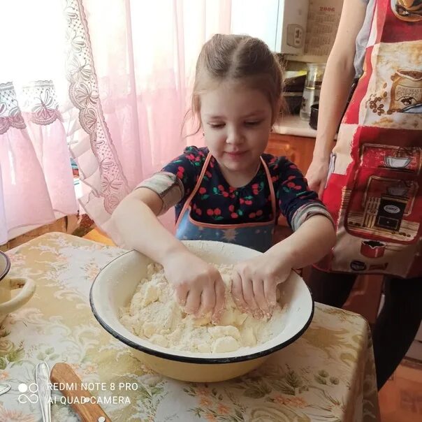 Торт помогаю маме. Мамина помощница. Помощник мамы. Помогаем маме обведи торт. Мамин торт.