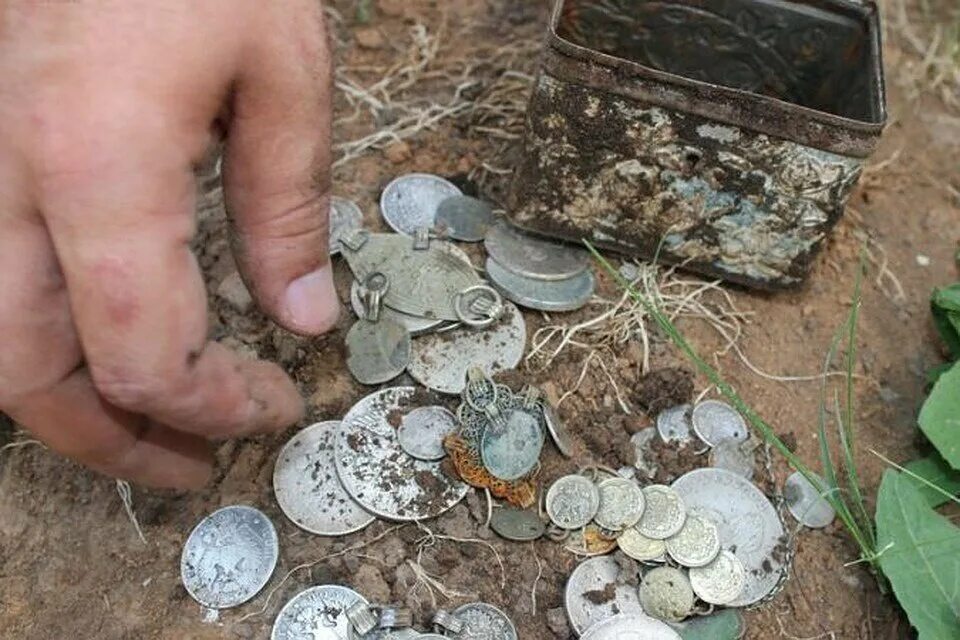 Клад в земле. Монеты найденные в земле. Старинные находки. Раскопки монет. Метки кладов