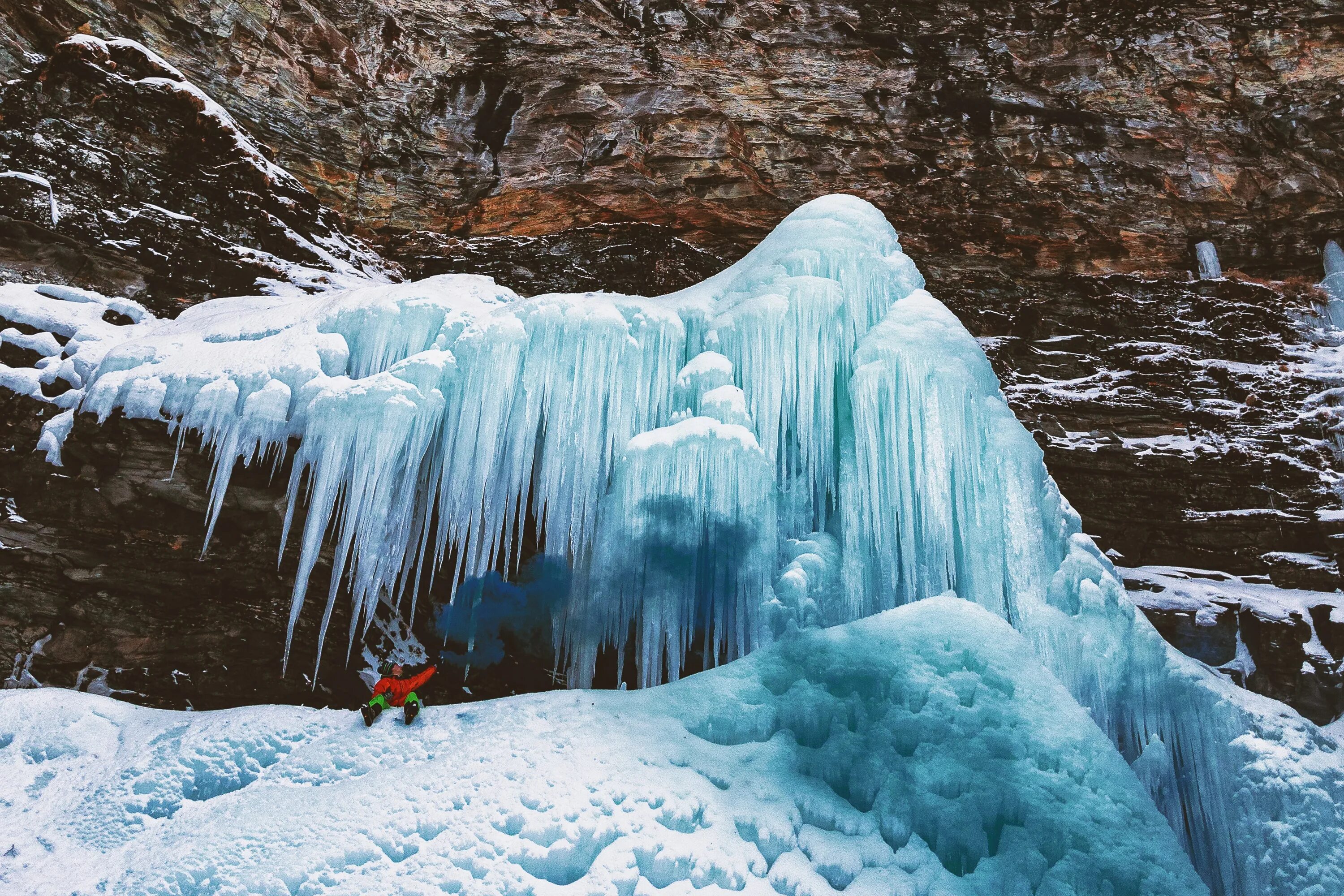 Замершее салсотто. Замерзший водопад Кунгурской ледяной пещеры. Вилючинский водопад зимой. Замерзший водопад Камчатка. Водопад сосулька Камчатка.