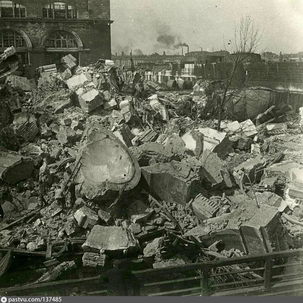 Разрушенный санкт петербург. Взрыв храма Христа Спасителя 1931. Разрушение храма Христа Спасителя 1931. Разрушенные большевиками церкви СПБ. Разрушенные постройки Большевиков.