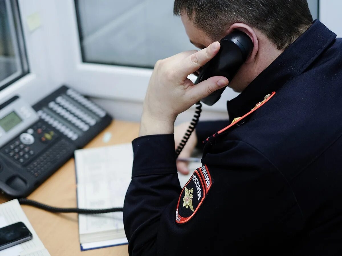 Звонок в полицию. Полицейский с телефоном. Человек звонит в полицию. Звоню в полицию. Вызывайте полицию 2